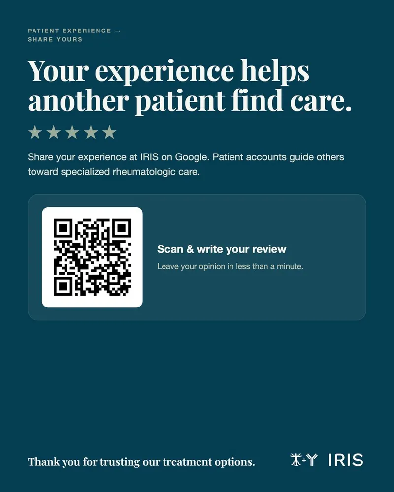 Pieza con código QR para dejar reseñas, diseñada para IRIS