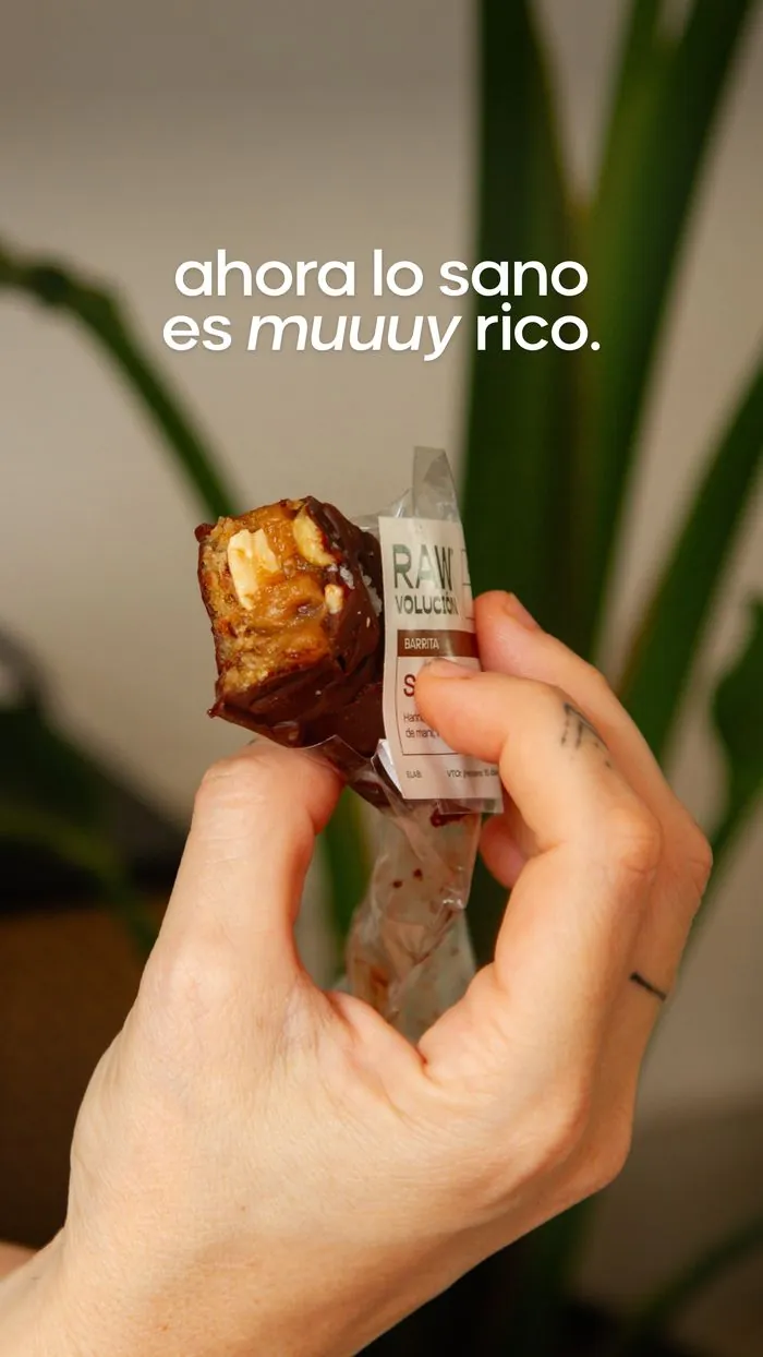 Story de RAWvolución: mano sosteniendo un snack, 